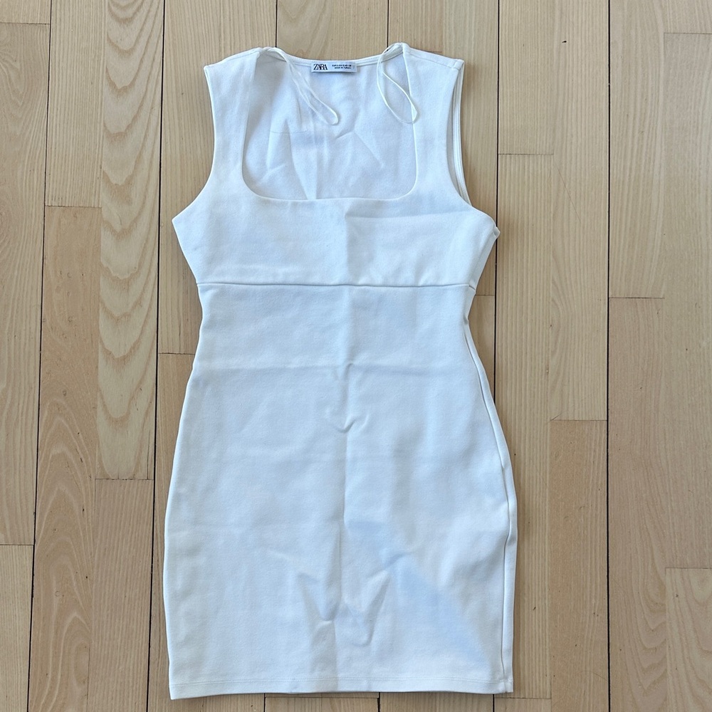 Fitted White Sleeveless Bodycon Dress